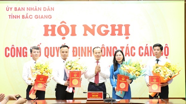 UBND tỉnh Bắc Giang công bố quyết định về việc bổ nhiệm ông Nguyễn Ngọc Sơn, Trưởng phòng Quản lý...